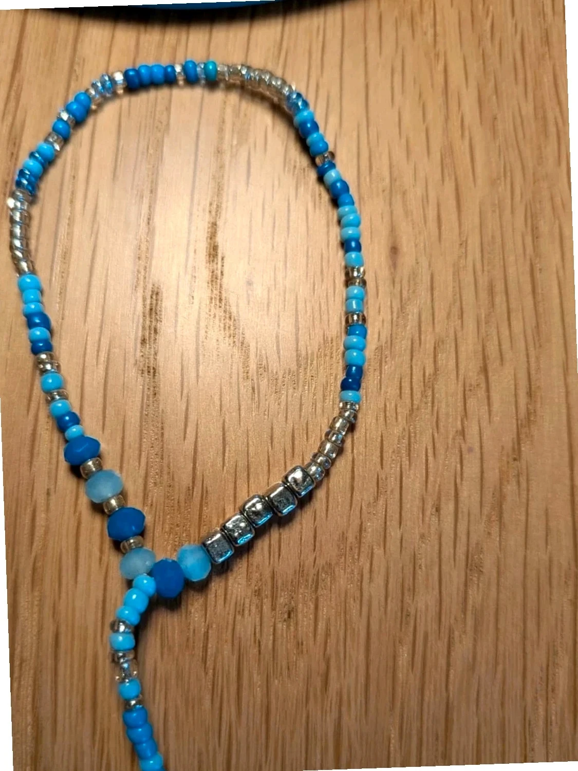 Fantaisie hanger armband met veer en verschillende blauwe parels – photo 5